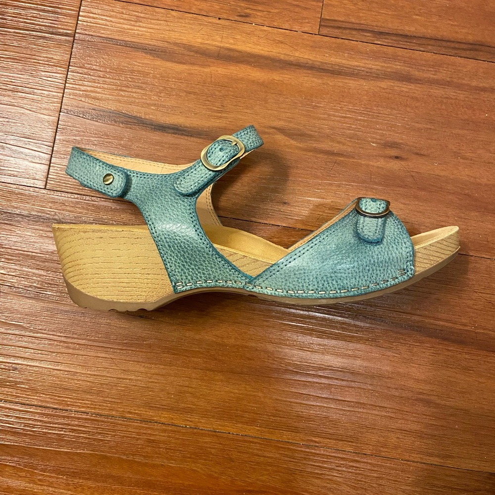 Dansko Tricia Milled Burnished sandals. Great condition with original box.